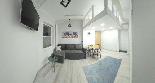 Una televisión o centro de entretenimiento en Apartament Patio Antresol 1 Świnoujście