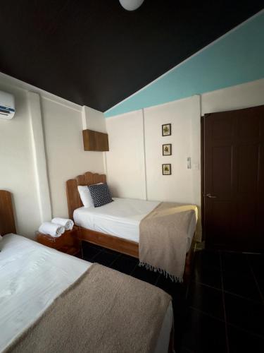 a room with two beds in a hotel room at Coco Cabana in the Jungle in Sarapiquí