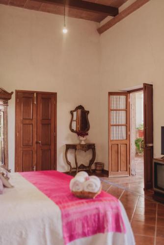 Una cama o camas en una habitación de Hacienda de Comodejé