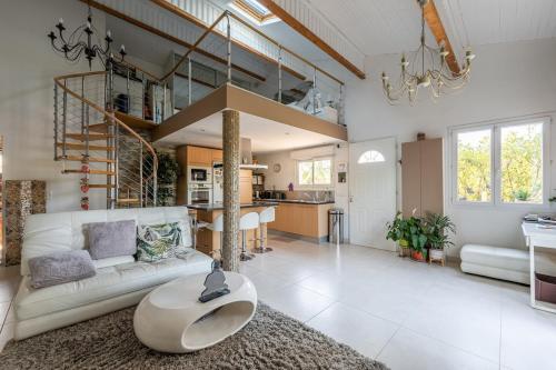 un grand salon avec un canapé et une table dans l'établissement L'instant Bohème -4 personnes Jacuzzi et plages à 15 minutes, à Saint-Aunès