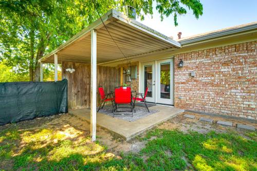 Ảnh trong thư viện ảnh của 2 Mi to Texas AandM Pet-Friendly Duplex with Yard! ở College Station