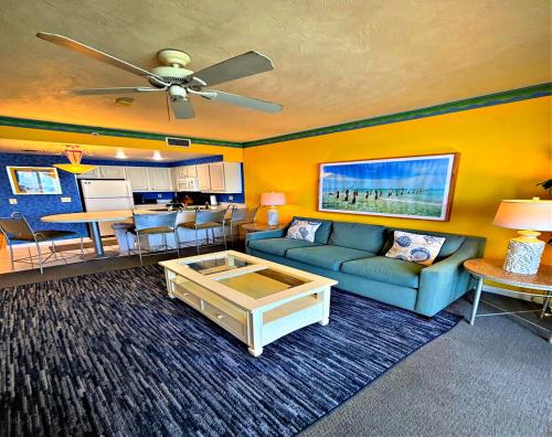 Posezení v ubytování 16th Floor 1 BR Resort Condo Direct Oceanfront Wyndham Ocean Walk Resort Daytona Beach 1606