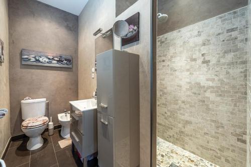 une salle de bain avec toilettes et lavabo dans l'établissement L'instant Bohème -4 personnes Jacuzzi et plages à 15 minutes, à Saint-Aunès