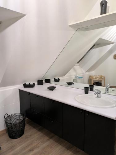 łazienka z umywalką i białym blatem w obiekcie Chambre d'hôtes chez Marie w mieście Coëtmieux