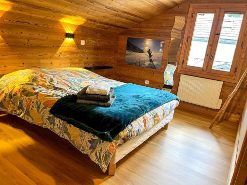 une chambre avec un lit dans une cabane en bois dans l'établissement Nouveau - Duplex avec terrasse et parking 70m, à Bozel