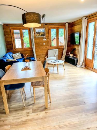 un salon avec une table et un canapé dans l'établissement Nouveau - Duplex avec terrasse et parking 70m, à Bozel