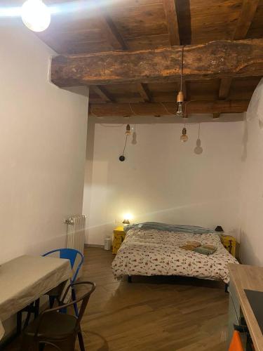Кровать или кровати в номере Ruti's House - Monolocale con travi a vista vicino Malpensa e Milano Rho Fiera