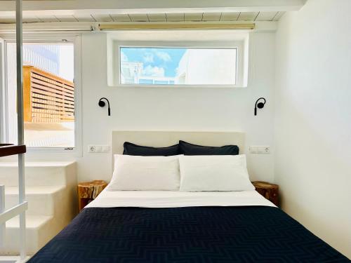 ミコノス・シティにあるSilvernoses Little Venice, Mykonos Townのベッドと窓のある寝室