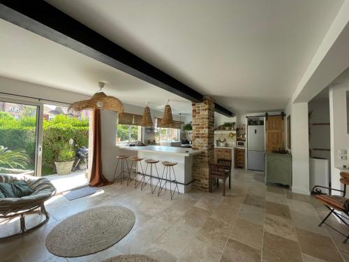 - une cuisine et un salon décloisonnés dans l'établissement Maison Oneill, à Dunkerque