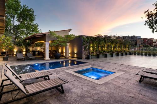 Πισίνα στο ή κοντά στο Casa Faroles, Designer 7BR Villa with Pool, Jacuzzi & Full Staff