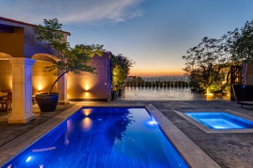 Πισίνα στο ή κοντά στο Casa Faroles, Designer 7BR Villa with Pool, Jacuzzi & Full Staff