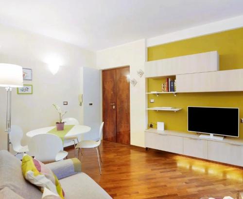 een woonkamer met een bank, een tafel en een tv bij Central Apartment in Salerno