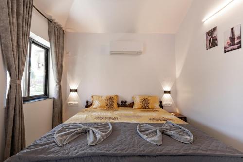 a bedroom with a large bed in a room at Modern 1BHK Condo With Pool 3min Walk To Beach in Orlim