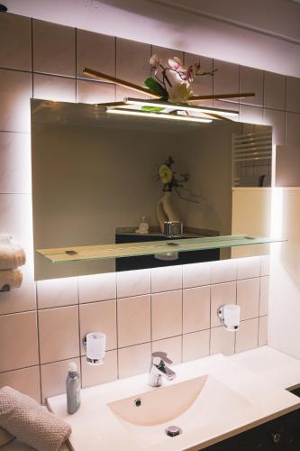 a bathroom with a sink and a mirror at Kleine Mariken in Zingst