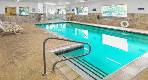 Bazén v ubytování Crystal Inn Hotel & Suites - Midvalley nebo v jeho okolí