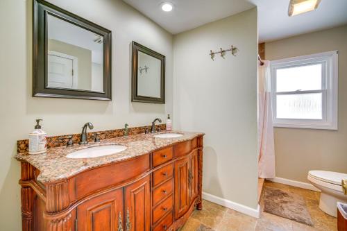 Ένα μπάνιο στο 8 Blocks to Beach BBQ-Ready North Cape May Home!