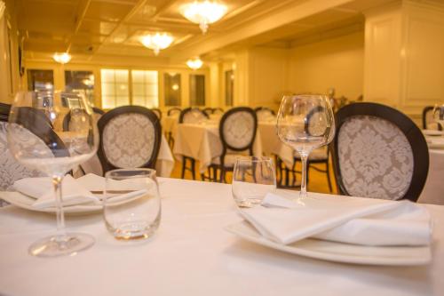 Ein Restaurant oder anderes Speiselokal in der Unterkunft Hotel Opera 