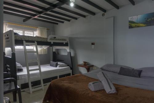 Postel nebo postele na pokoji v ubytování Posada Mirador de Filandia