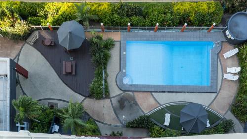Una vista aérea de una piscina con sombrillas. en Studio 202 - Prime Location, en North Ward