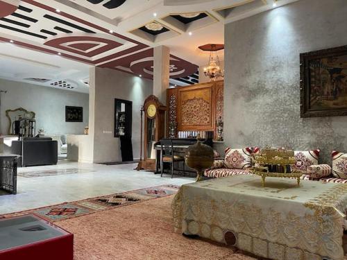 ein Wohnzimmer mit Couch und Tisch in der Unterkunft Exclusive Villa Privée 5 Chambres Route de L Ourika in Aït Bou Zguia