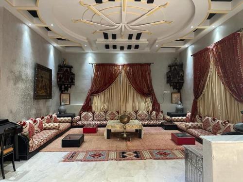 Ein Sitzbereich in der Unterkunft Exclusive Villa Privée 5 Chambres Route de L Ourika