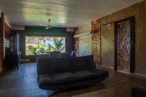 a living room with a couch and a table at Casa de playa Pams in Cedro