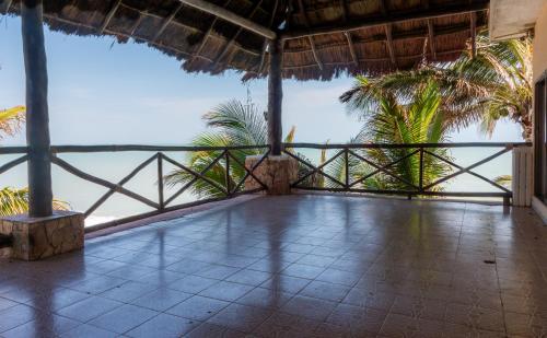 a balcony of a resort with palm trees and the ocean at Casa de playa Pams in Cedro