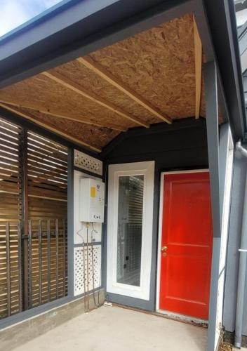 awning over a red door on a building at Apartamento Estocolmo IV in Valdivia