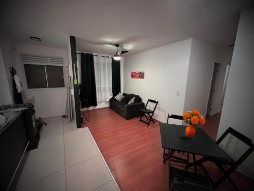 een woonkamer met een bank en een tafel bij Prático Viena - Free Parking - 24 hour doorman in Parque Industrial