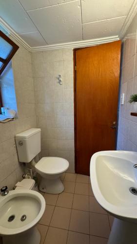 een badkamer met toilet en wastafel bij Casa cercana a plaza de Villa de las Rosas con patio y asador in Villa Las Rosas