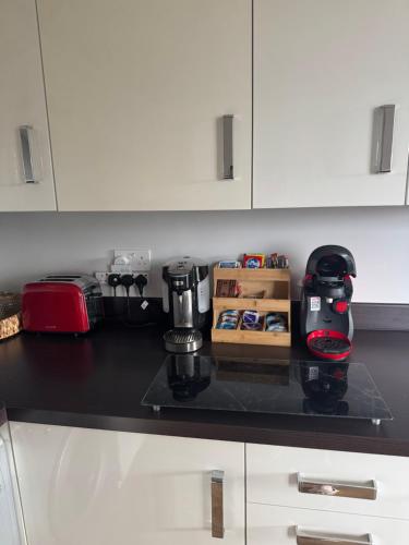 Nhà bếp/bếp nhỏ tại Beautiful 2 bedroom apartment in lawley village