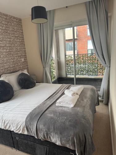 Giường trong phòng chung tại Beautiful 2 bedroom apartment in lawley village