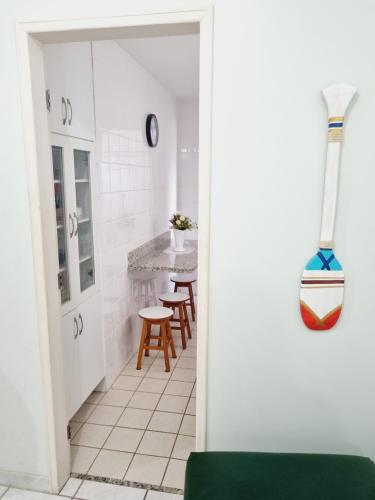 a hallway with a kitchen with a table and chairs at Ed Ravena Com vista mar e elevador in Guarapari