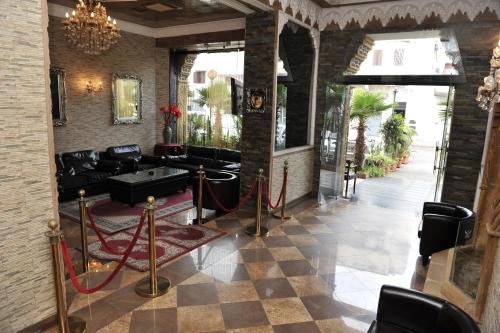 vestíbulo con sofás y suelo a cuadros en Hotel Darna, en Rabat