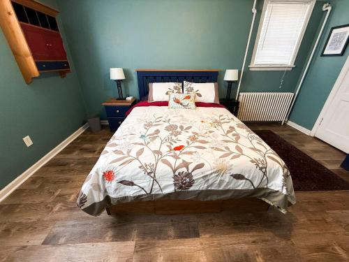 Ένα ή περισσότερα κρεβάτια σε δωμάτιο στο Peaceful Hideaway in Central Fargo