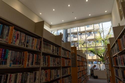 a library filled with lots of books at SORAHOME Direct access to city Manga & bicycle included in Tokyo