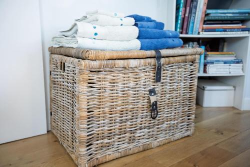 une pile de serviettes dans un panier dans une pièce dans l'établissement Les Palmiers, à Marseille