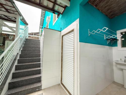 a staircase leading up to a bathroom with a sink at House Condominium Pier 51 in Saí