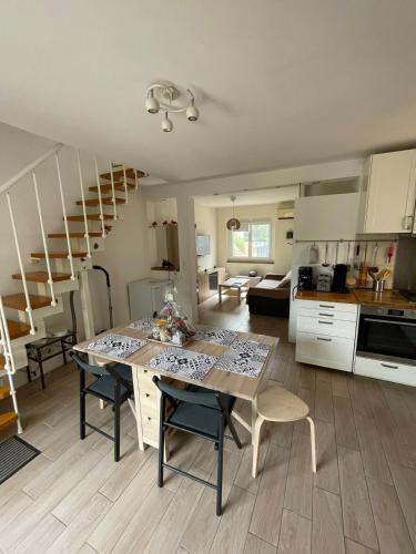 une cuisine et un salon avec une table et des chaises dans l'établissement Maison pour vacances en famille, à La Celle-sous-Gouzon