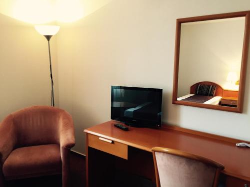 Télévision ou salle de divertissement dans l'établissement Hotel Atrium