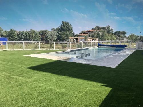 une grande piscine dans un champ herbeux dans l'établissement Maisonette near Valras-Plage Beach, à Sérignan