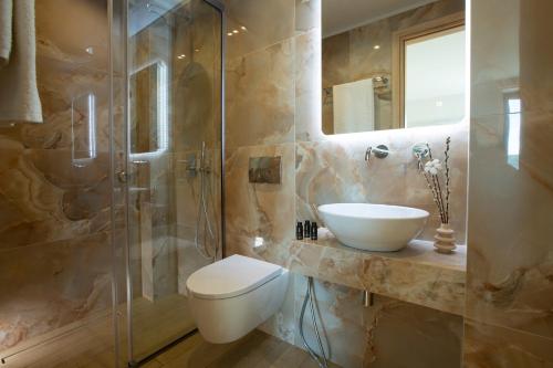 Bilik mandi di Pothos - Afroditi Villas Collection