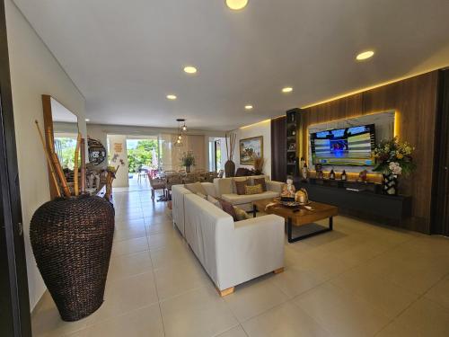 a living room with a white couch and a tv at Villa La Carolina - Descanso de Lujo in Acacías