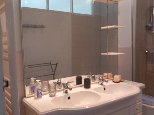 une salle de bain avec un lavabo et un miroir dans l'établissement Appartement 2 Chambres Face Mer avec Balcon – 6 Pers, Parking, Animaux Acceptés - FR-1-323-246, à Saint-Jean-de-Monts