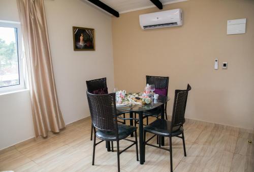 a dining room with a table and chairs at Apartment mit schöner Aussicht & Komfort in Obligado