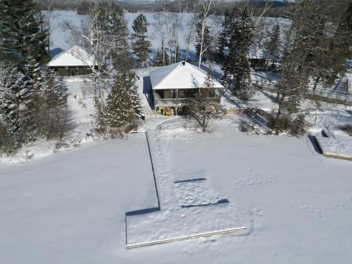 an aerial view of a house in the snow at Escapade Bonheur in Lac-Superieur
