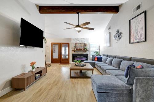 Μια τηλεόραση ή/και κέντρο ψυχαγωγίας στο Ultimate Retreat Game Room Fire Pit Bbq Office