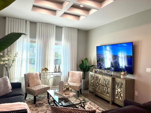 ein Wohnzimmer mit einem großen Flachbildfernseher in der Unterkunft Lake Marlin Villa 2 in Port Charlotte