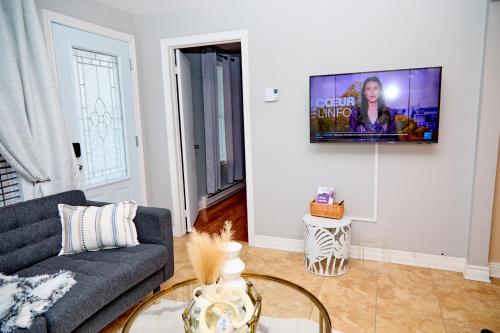 Televisyen dan/atau pusat hiburan di Grande maison moderne 4 chambres - Spa Jaccuzi, Jardin & Parking gratuit - Idéale Familles et groupes