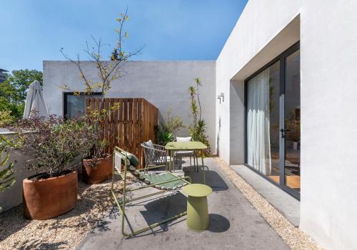 a small garden with a table and chairs on a patio at Casa Ofelia in Mexico City